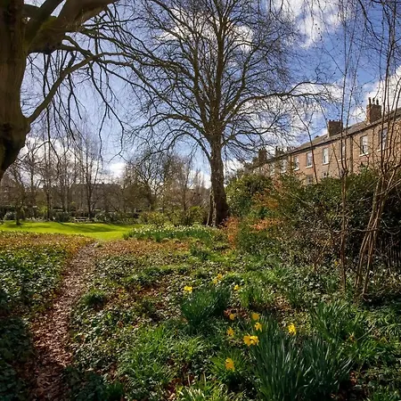 The Square Garden In For Up To 4 Guests Appartement York