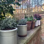 The Square Garden In For Up To 4 Guests * 요크