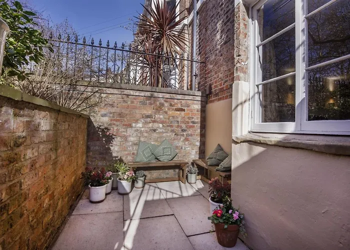 The Square Garden In For Up To 4 Guests