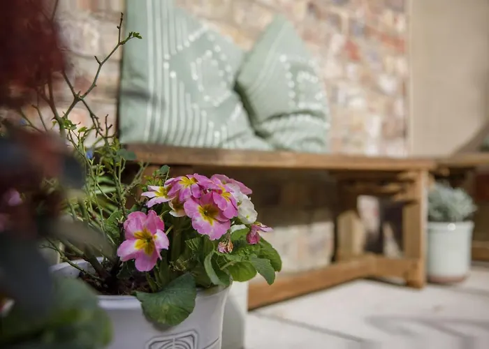 The Square Garden In For Up To 4 Guests