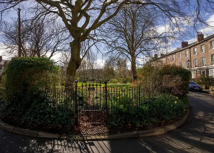 The Square Garden In For Up To 4 Guests