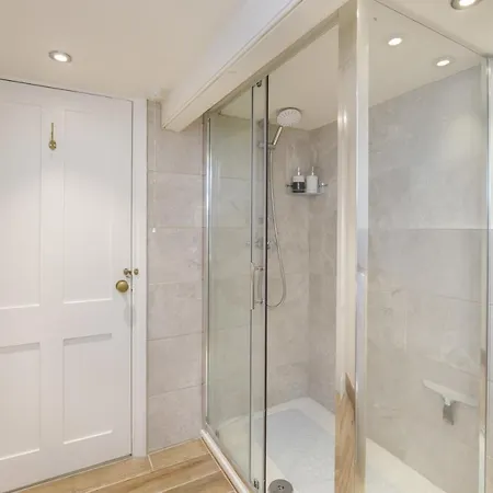 The Square Garden In For Up To 4 Guests * York