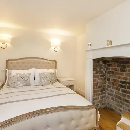 The Square Garden In For Up To 4 Guests York