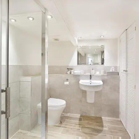 The Square Garden In For Up To 4 Guests * York