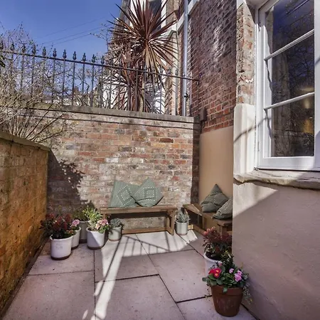 The Square Garden In For Up To 4 Guests