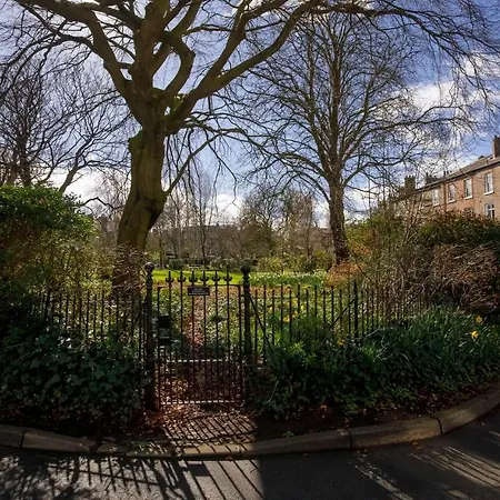 The Square Garden In For Up To 4 Guests